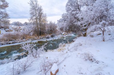 Nehir kışın donar. Bu harika nehir donduğunda gerçek bir kış masalı. Genellikle güzel, doğal bir miras olarak kabul edilir, bir peri masalına dönüşür.