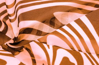 İpek kumaş, kahverengi ve beyaz soyut çizgiler. Soyut kahverengi ve beyaz desenlerin sihirli şekli. Retro modern dekor, tekstil sanatı, tasarım, doku, arkaplan, kalıp