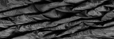 Siyah İpek Kumaş, yüksek kalitede siyah ipek tafta kullanılarak özel olarak tasarlandı. Işık, çıtır ve pırıl pırıl, bu madde yumuşak bir parıltı yaratır..