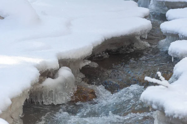 Зимой Река Замерзает Зимой Река Превращается Настоящую Страну Чудес Никогда — стоковое фото