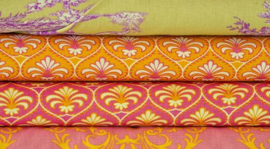 Kumaşları karıştır. Tezgah. Farklı türde birçok kumaş. Yukarıdan bak. Baskı, pamuk, karışık forma. Elbise dikmek ve çarşaf dikmek için..