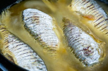 Balık yemek için hazır. Yağlı balıklar da özellikle kalp sağlığını destekleyen uzun zincirli omega-3 yağ asitleri bakımından zengindirler..