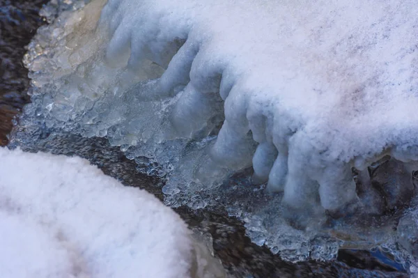冬は川が凍る 冬になると 川は本当の不思議の国になり 魔法を経験したことがないなら 今がその時です — ストック写真