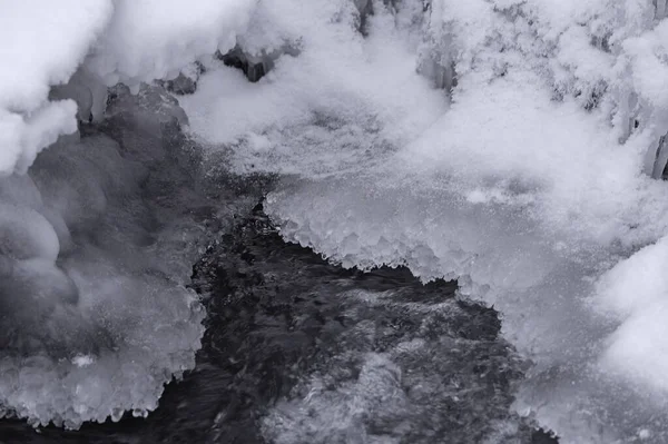 Ποτάμι Παγώνει Χειμώνα Ένα Αληθινό Χειμερινό Παραμύθι Όταν Παγώνει Αυτό — Φωτογραφία Αρχείου