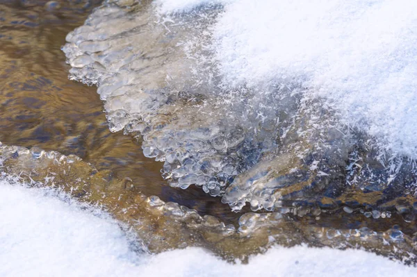 Zimą Rzeka Zamarza Najprostszym Sposobem Doświadczania Zamarzniętych Rzek Jest Spacer — Zdjęcie stockowe