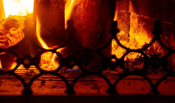 Fire in the fireplace. Cheese and wine are a classic combination. Turn on the blazing fireplace as well, and you\'ll have a fantastic, cozy evening full of the finer things in life!