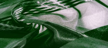 İpek kumaş. Farklı boyutlarda çizgileri olan şeffaf ipek kumaş, yeşil. doku, arkaplan, desen