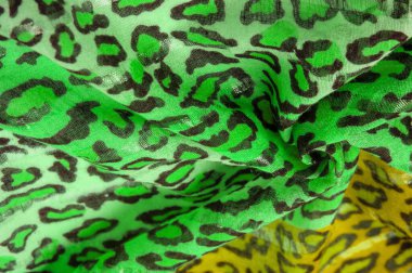 İpek kumaş yeşil, leopar desenli. Hafif leopar desenli ipek senin tasarımın için mükemmel, şık görünüyor ve kaba değil! Doku, arkaplan, desen