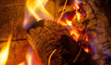 Şöminede yangın var. Evinde, ateşin yanında, ruh eşinle serin bir akşam geçirmekten daha iyi ne olabilir ki? Şömine gerçekten romantik bir yer..