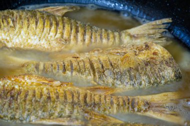 Balık yemek için hazır. Yağlı balıklar da özellikle kalp sağlığını destekleyen uzun zincirli omega-3 yağ asitleri bakımından zengindirler..