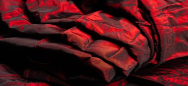 Kırmızı kumaş. Yüksek kaliteli kaliteli kırmızı ipek kumaşı temsil ediyor. Bu mükemmel orta boy ipek kumaş zarif bir kumaşa ve güzel bir parıltıya sahip. Bu senin yaratıcılığın için mükemmel bir malzeme..