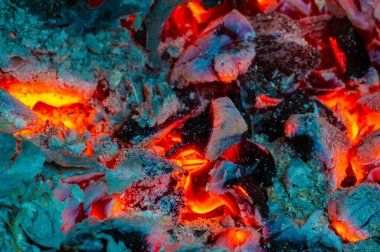 Şöminede yangın var. Evinde, ateşin yanında, ruh eşinle serin bir akşam geçirmekten daha iyi ne olabilir ki? Şömine gerçekten romantik bir yer..