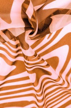 İpek kumaş, kahverengi ve beyaz soyut çizgiler. Soyut kahverengi ve beyaz desenlerin sihirli şekli. Retro modern dekor, tekstil sanatı, tasarım, doku, arkaplan, kalıp