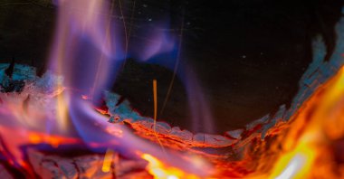 Şöminede yangın var. Yaşlanmış ahşap harika kokuyor, eğer onu yakacaksanız, dumanlı, misk kokulu odunları seçin. Çevreye olan sevginizi göstermek için fırınlanmış kütükleri kullanın.