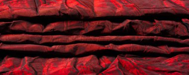 Kırmızı kumaş. Yüksek kaliteli kaliteli kırmızı ipek kumaşı temsil ediyor. Bu mükemmel orta boy ipek kumaş zarif bir kumaşa ve güzel bir parıltıya sahip. Bu senin yaratıcılığın için mükemmel bir malzeme..