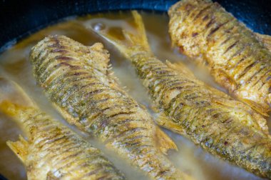 Balık yemek için hazır. Balık yüksek kaliteli protein ve diğer temel besinleri içerir ve sağlıklı bir diyetin önemli bir parçasıdır..