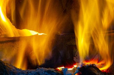 Şöminede yangın var. Çekici birini bulduğumuzda, gözbebeklerimiz büyür ve diğer kişiye bilinçaltı işareti göndeririz. Kamp ateşinin sıcacık ışığında, gözbebeklerimiz doğal olarak büyür..