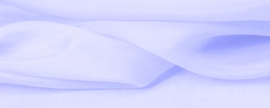 Bulanık mavi ipek kumaş. Bu ipek kumaşla moda denizine dal. Dokularla dolu, hoş ve kaba bir el, kendi görsel tahıllarıyla birleşmiş..