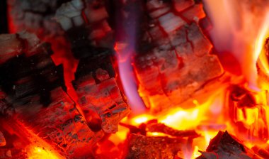 Şöminede yangın var. Çekici birini bulduğumuzda, gözbebeklerimiz büyür ve diğer kişiye bilinçaltı işareti göndeririz. Kamp ateşinin sıcacık ışığında, gözbebeklerimiz doğal olarak büyür..