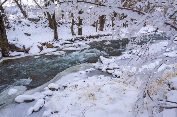 这条河在冬天结冰了 在冬天 河流变成了一个真正的仙境 如果你从未经历过它的魔力 那么现在就是时候了 — 图库照片