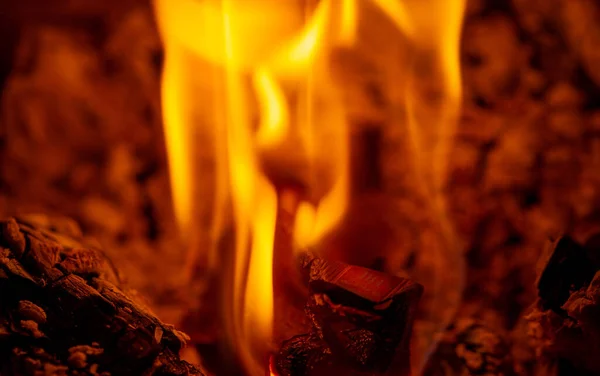 在壁炉里生火还有什么比和你的灵魂伴侣一起在炉边的房子里度过一个凉爽的夜晚更好的呢 壁炉是一个真正浪漫的地方 — 图库照片