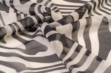 İpek kumaş, siyah beyaz soyut çizgiler. Soyut siyah beyaz desenli büyülü bir şekil. Retro modern dekor, tekstil sanatı, tasarım, doku, arkaplan, kalıp