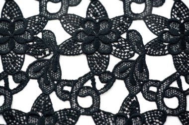 Siyah dantelli kumaş. Çiçek desenli saf pamuk dantel nakışla süslenmiş. Işık Şeffaflığı. Kalıplı. Geçmişi. Desen