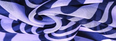 İpek kumaş, mavi ve beyaz soyut çizgiler. Soyut mavi ve beyaz desenlerin sihirli şekli. Retro modern dekor, tekstil sanatı, tasarım, doku, arkaplan, kalıp