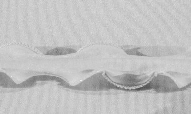 Yeşil ipek. Pürüzsüz, zarif yeşil ipek kumaş, fotokopi alanı ile soyut bir arkaplan olarak kullanılabilir. Renkli doku