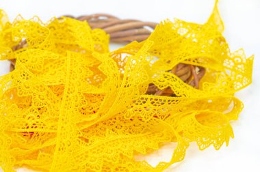 Sarı dantel kurdeleli her kıyafete renk katar. Bu modaya uygun sonu olan eski kıyafetlere yeni bir hayat ver. Giysileri ve aksesuarları dikmek ya da yapıştırmak kolay.