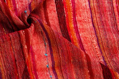 Pul payetli basit çizgili kırmızı atkı zarif bir görünüş için kalite ve işçilik herhangi bir kıyafete veya görünüme ek olarak şık