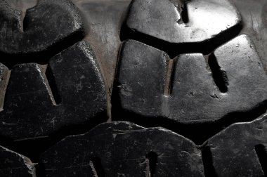 Yıpranmış lastik izi olan eşsiz bir doku oluştur. Otomotiv veya endüstriyel tasarım için arka plan olarak kullan. Sert görünüm için kıyafet, aksesuar ya da ambalaj baskısı