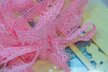Pembe dantel kurdele eğlence tarzı veya geleneksel dekorasyon için kullanılabilir. El yapımı kartlar ve diğer el işleri için mükemmel. Büyüleyici bir görünüm için açık çalışma ayrıntıları