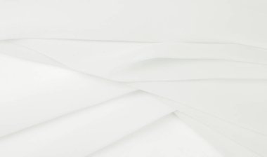 Doku - beyaz ipek. Bu antika beyaz ipek kumaşla klasik bir estetik elde et. Elinde pürüzsüz ve çıtır çıtır, zengin fildişi rengi göz kamaştırıcı bir parıltı yaratır..