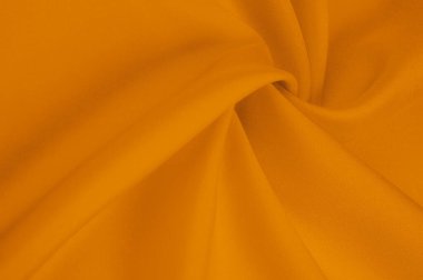 Şatafatlı yüksek kaliteli ipek kumaş. Dokunuşuna yumuşak ve pürüzsüz. Koyu kehribar rengi, perdeler, döşemeler ve aksanlar için her türlü dekor idealine zarafet katar.