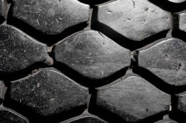 Yıpranmış lastik izi olan eşsiz bir doku oluştur. Otomotiv veya endüstriyel tasarım için arka plan olarak kullan. Sert görünüm için kıyafet, aksesuar ya da ambalaj baskısı