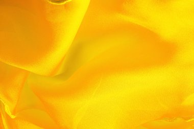 Dalgalı boruları olan sarı ipek organza. Kumaşın kenarındaki sınır. Soyut arkaplan. doku deseni. İpek organzanın narin bir açık dokuması vardır. Dalga arkaplanı. Boşluğu kopyala
