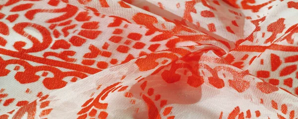 İpek kumaş, beyaz bir arkaplanda zarif kırmızı renkler, paisley desenli bir fotoğraf. Doku, desen, koleksiyon