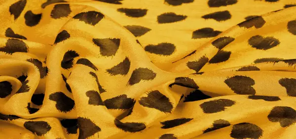 Sarı ipekli kumaş. Kara kalp baskısı, doku arka plan, desen, kartpostal