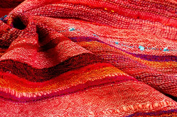 Pul payetli basit çizgili kırmızı atkı zarif bir görünüş için kalite ve işçilik herhangi bir kıyafete veya görünüme ek olarak şık