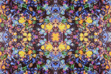 Kusursuz doku, parlak büyük çiçekler, çoğunlukla siyah çizgilerle kaplanmış, gecenin karanlığında yüzen siyah tohum benzeri noktalarla noktalanmış..