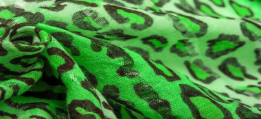 İpek kumaş yeşil, leopar desenli. Hafif leopar desenli ipek senin tasarımın için mükemmel, şık görünüyor ve kaba değil! Doku, arkaplan, desen
