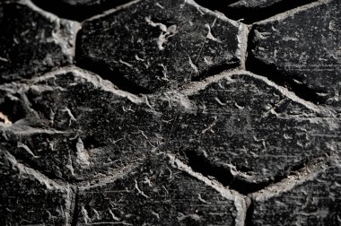 Yıpranmış lastik izi olan eşsiz bir doku oluştur. Otomotiv veya endüstriyel tasarım için arka plan olarak kullan. Sert görünüm için kıyafet, aksesuar ya da ambalaj baskısı