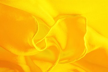 Dalgalı boruları olan sarı ipek organza. Kumaşın kenarındaki sınır. Soyut arkaplan. doku deseni. İpek organzanın narin bir açık dokuması vardır. Dalga arkaplanı. Boşluğu kopyala