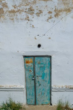 Eski binası yüzünden klasik bir cazibesi var. Demir kapılar. Parmaklıklı pencereler ve boyalı duvarlar. Mimari elementler eşsiz bir atmosfer yaratır. Tasarım bir tarih duygusunu çağrıştırıyor.