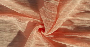 İpek kumaş. Kahverengi kırışık kumaş dokusu. Kahverengi buruşuk, dalgalı yüzey dokusu. Yakın çekim, yumuşak odaklanma. arkaplan, kalıp