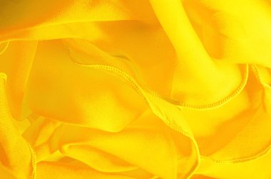Dalgalı boruları olan sarı ipek organza. Kumaşın kenarındaki sınır. Soyut arkaplan. doku deseni. İpek organzanın narin bir açık dokuması vardır. Dalga arkaplanı. Boşluğu kopyala