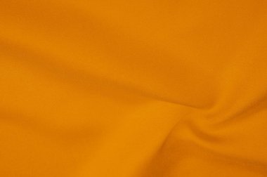 Şatafatlı yüksek kaliteli ipek kumaş. Dokunuşuna yumuşak ve pürüzsüz. Koyu kehribar rengi, perdeler, döşemeler ve aksanlar için her türlü dekor idealine zarafet katar.