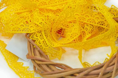 Sarı dantel kurdeleli her kıyafete renk katar. Bu modaya uygun sonu olan eski kıyafetlere yeni bir hayat ver. Giysileri ve aksesuarları dikmek ya da yapıştırmak kolay.