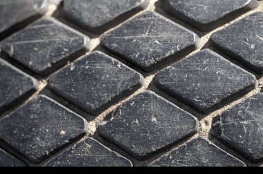 Yıpranmış lastik izi olan eşsiz bir doku oluştur. Otomotiv veya endüstriyel tasarım için arka plan olarak kullan. Sert görünüm için kıyafet, aksesuar ya da ambalaj baskısı